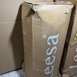 Start new year with the new, in the box Leesa Legend 12" Hybrid Mattress Medium Plush. King size.