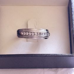 wedding band 14 k white gold whit diamonds .25 ct size 11