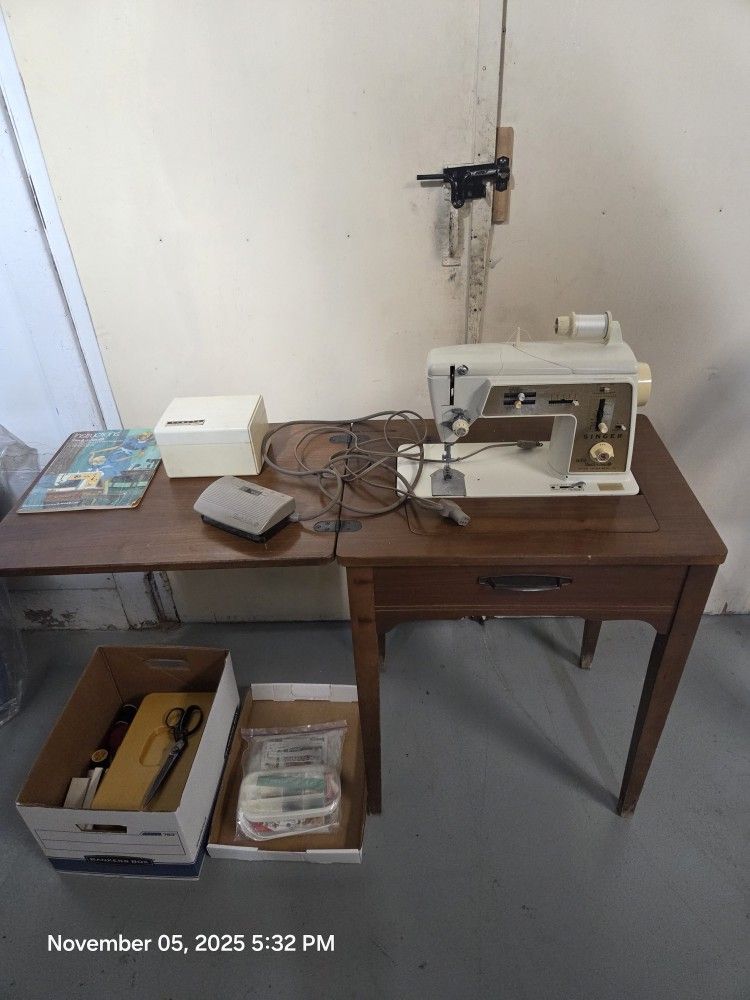 Singer Touch & Sew Deluxe 640 W/cabinet