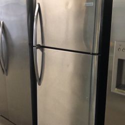 Frigidaire Top Freezer Refrigerator Apartment Size In Stainless Steel 