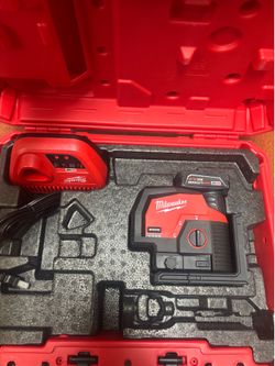 Milwaukee M12 12-Volt Lithium-lon Cordless Green 125 ft. Cross Line and Plumb Points Laser Level with 4.0 Ah Battery and Charger