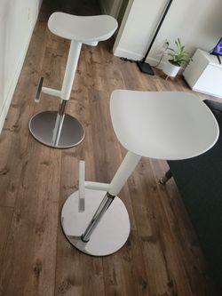 Bar stools (white)- A set of 2