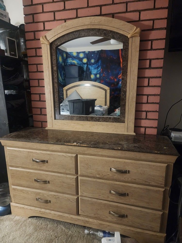 Bedroom Set / Dresser / Nightstand / Bedfram