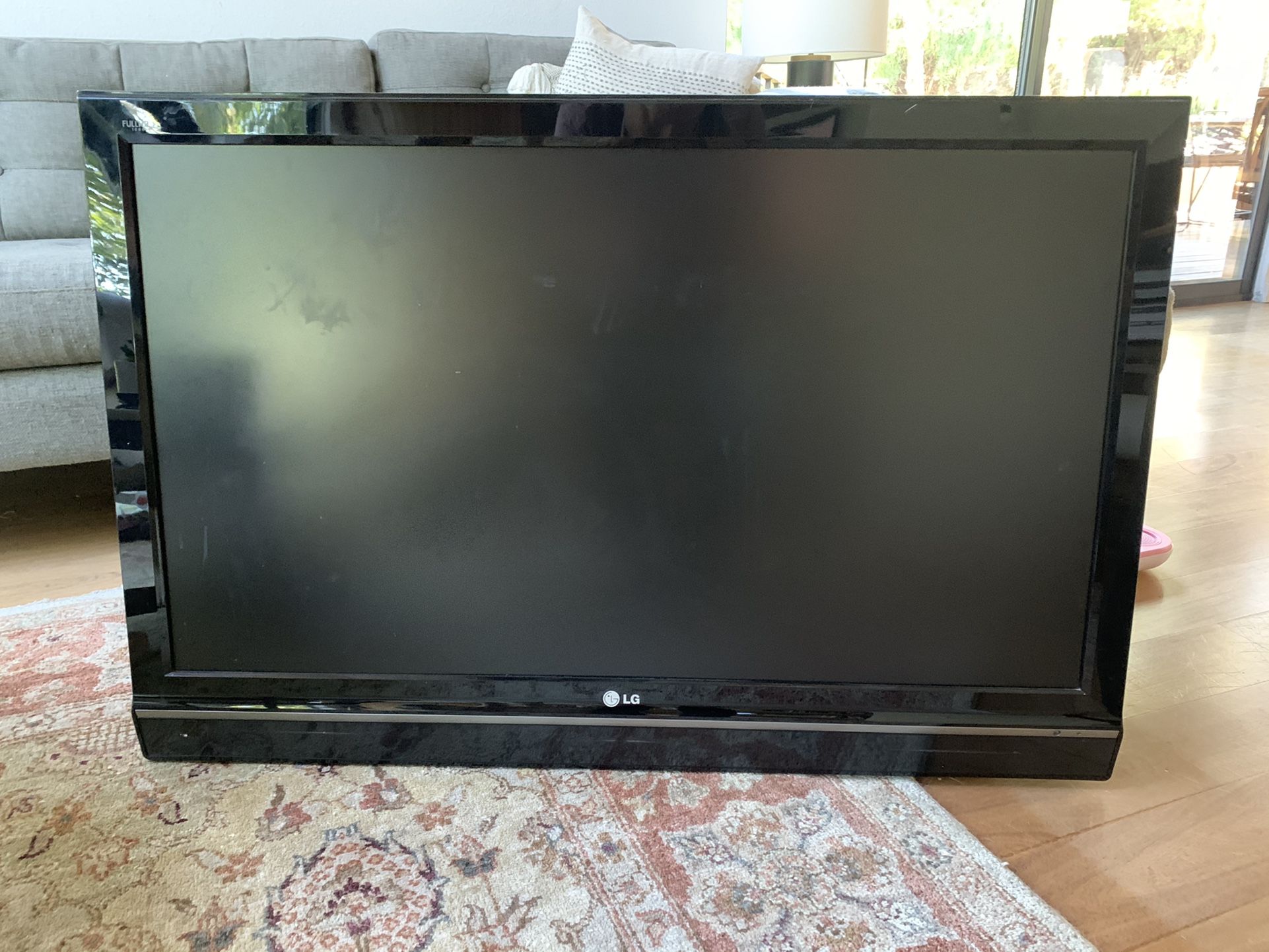 LG 42LB5D 42" 1080p LCD HDTV with included wall Mount