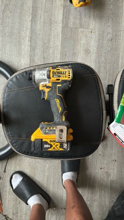 0V MAX XR Lithium-Ion Cordless Brushless 1/4" 3-Speed Impact Driver w/ 2 Batteries, Charger, Belt Hook and Bag