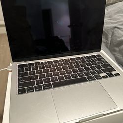 MacBook Air M4 13” 2025 16GB – Excellent Condition