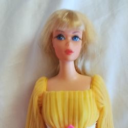 Vintage Blonde Dramatic Living Barbie Doll In Lemon Kick Vintage Outfit