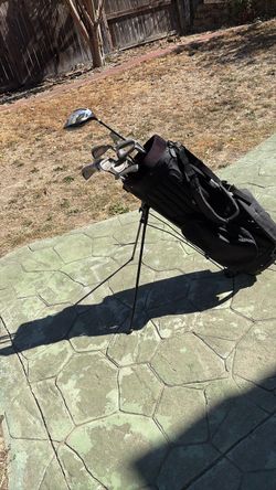 Junior golf club set very good condition driver putter with nice super light bag very good condition