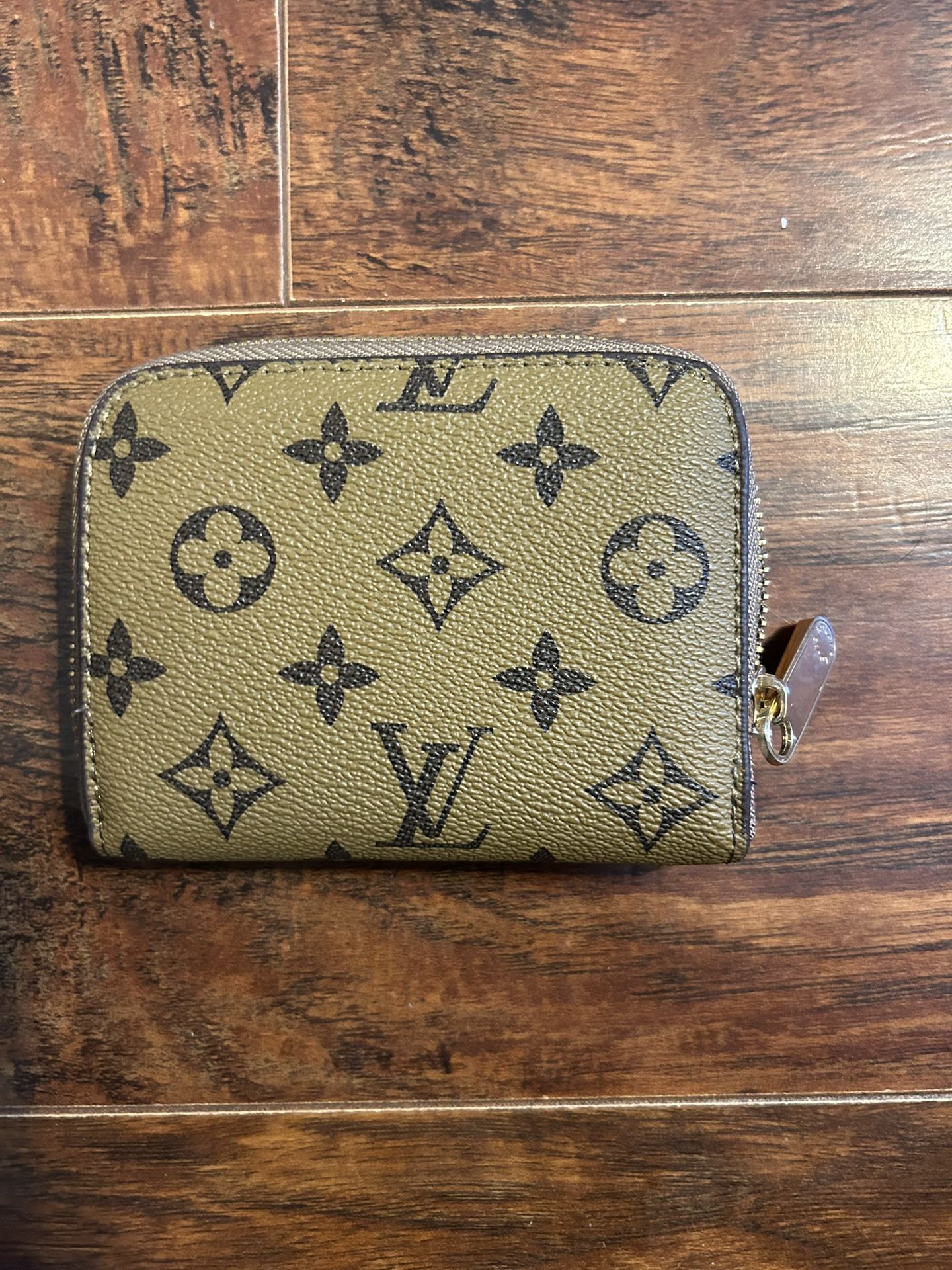 Authentic Louie Cash Bag