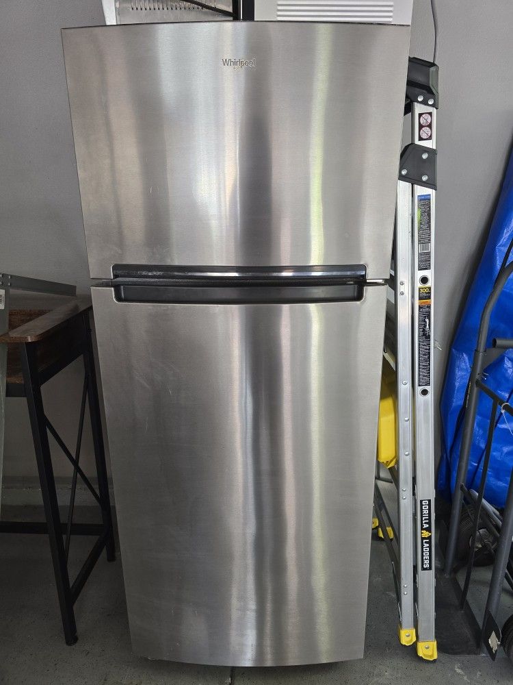 18 CU FT Whirlpool Refrigerator
