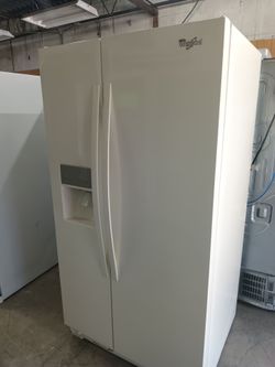 Whirlpool refrigerator side by side everything works good 💯