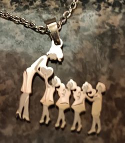 MOM- 3 DAUGHTERS-ONE SON- SILVER TONE PENDANT WITH CHAIN