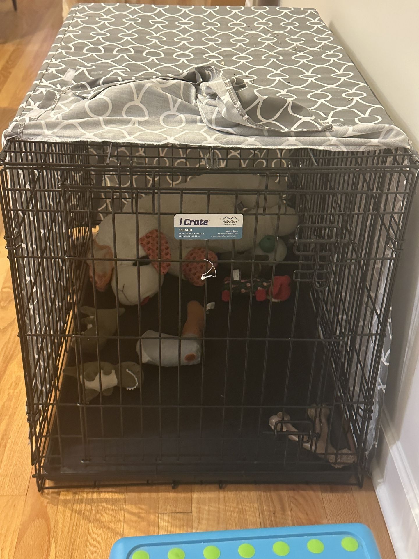 36โ Dog Crate + Privacy Crate Cover โ Excellent Condition