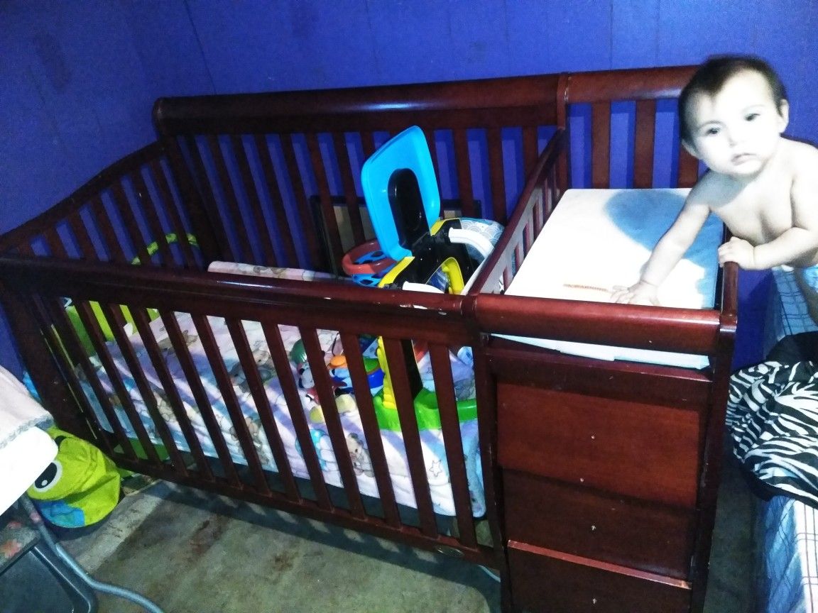 Baby crib/changing table