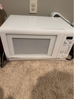 Unused new 1.1 cu ft countertop microwave white