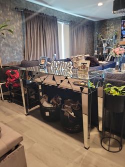 Mirrored entry table
