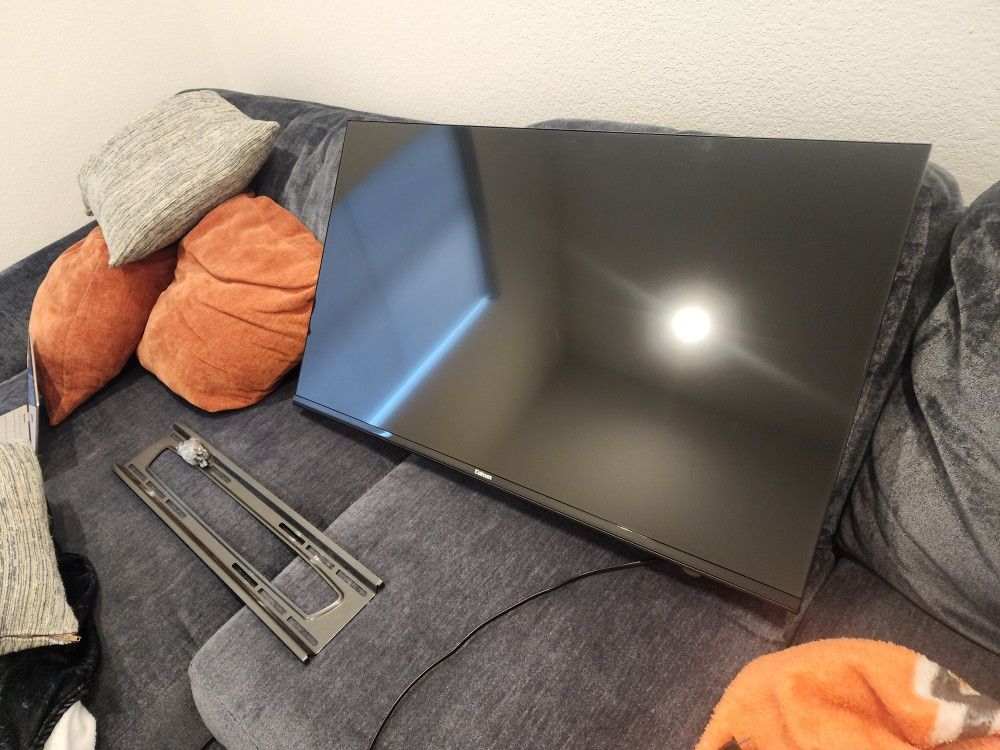 43-inch 4K UHD HDR Smart TV w/wall mount