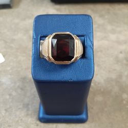 Ring 10k  Stone  Burgundy  10 Gr ,11.5 size