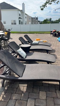 4 lounge chairs