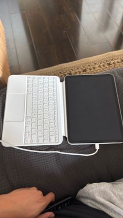 11 inch IPad A16 chip 128gb silver + Apple keyboard + USB C Apple Pencil