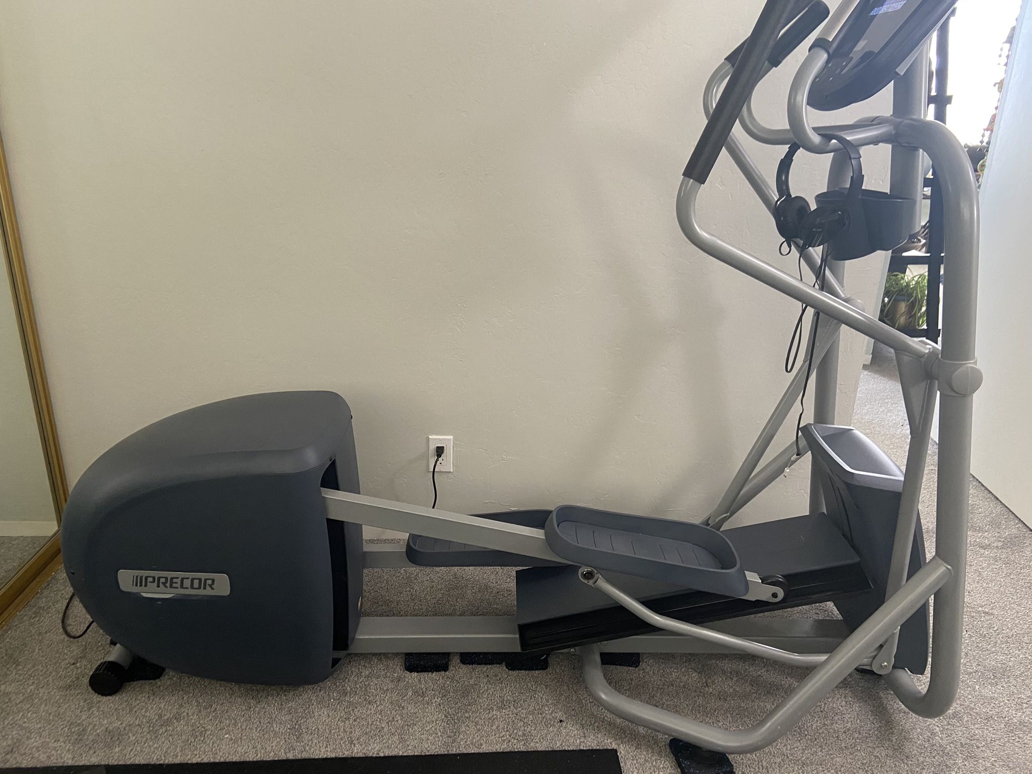Precor EFX 222 Cross Trainer