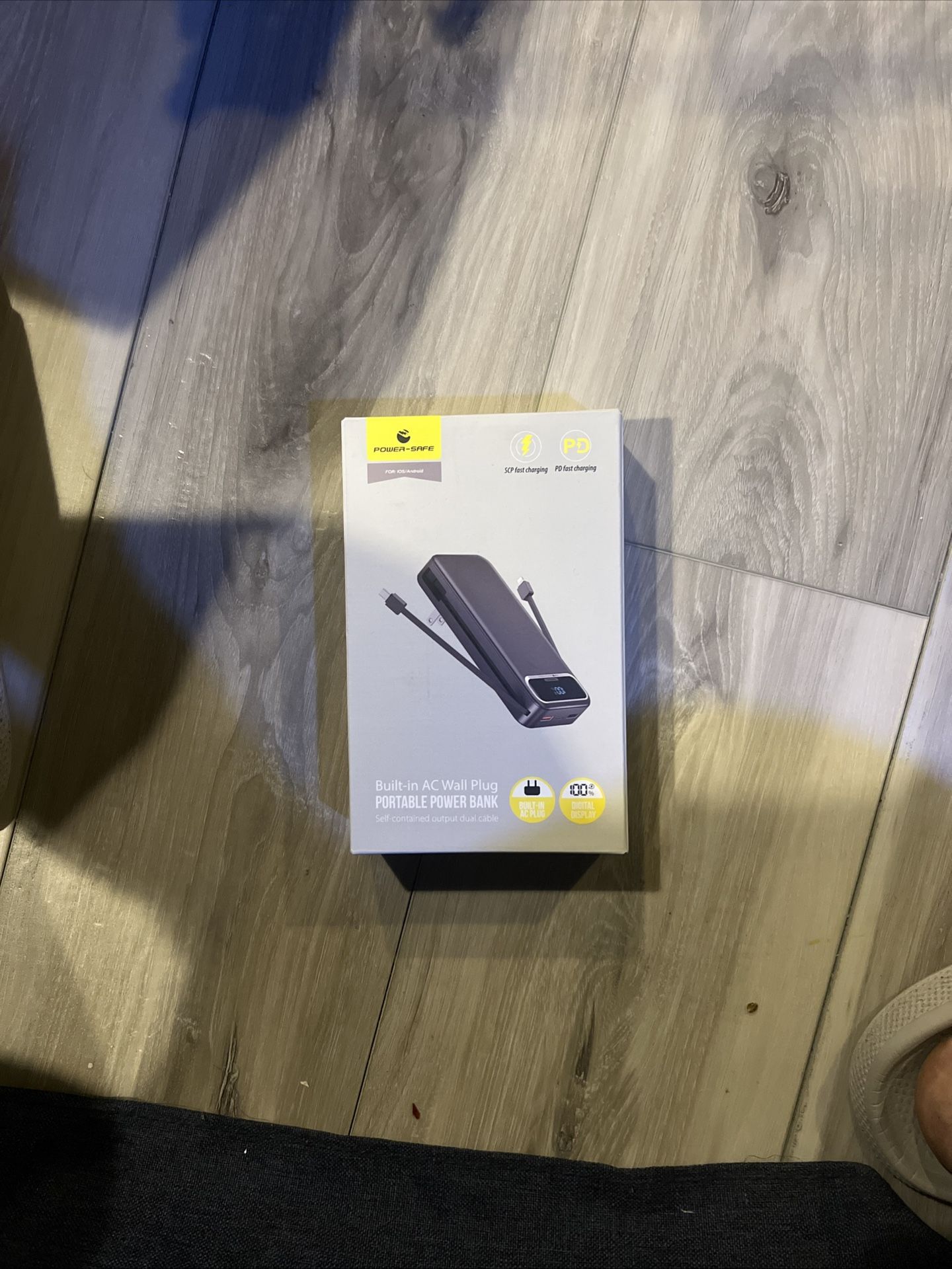 The item is a PowerLimp portable power bank with a built-in AC plug€