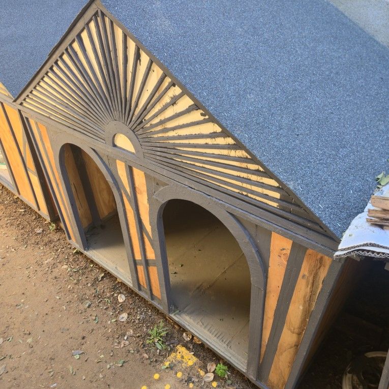 Large Dog House (Available)