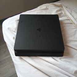 PS4 Slim 