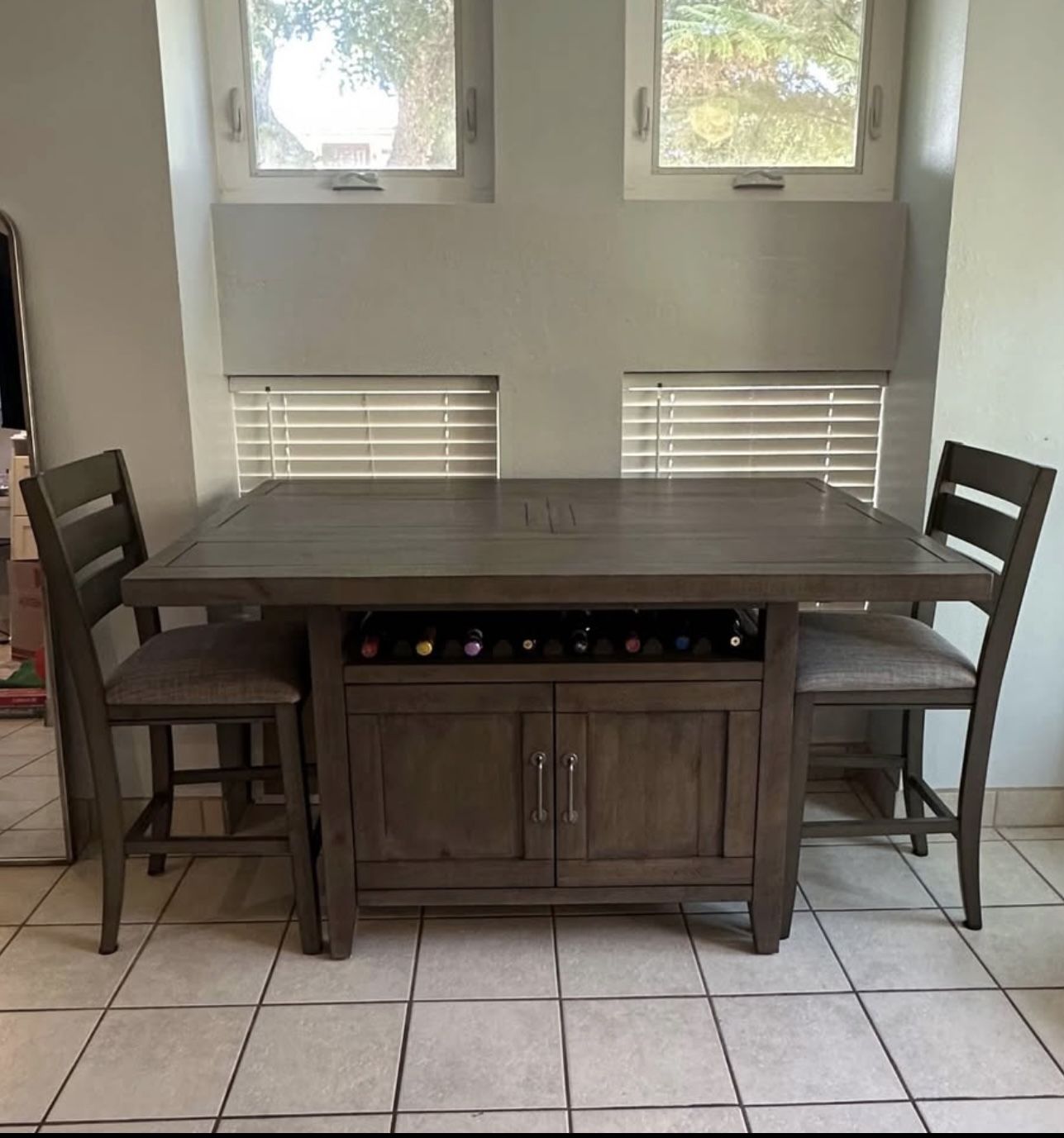TABLE WITH 2 Chairs, MOVING 