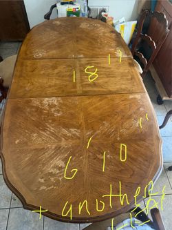 Solid diningroom table