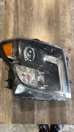 2018 Nissan titan right headlight