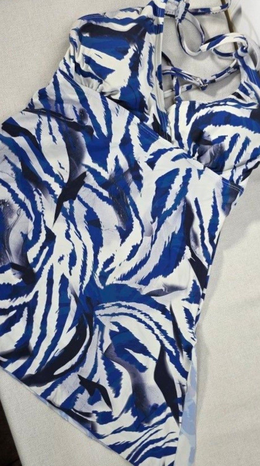 Two Piece Swimwear Woman's Tanki Bathing Suit Medium. Colors are Blue/White
