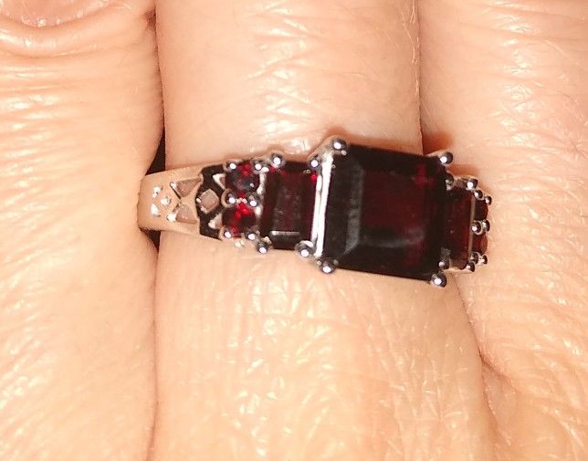 Very Lovely Genuine Garnet Sterling Silver New In Box Ring π