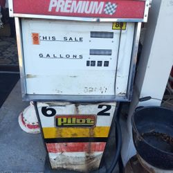 OLD GAS PUMP 