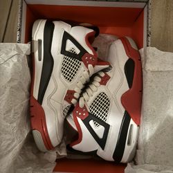 Jordan’s 4 Fire Reds With Box