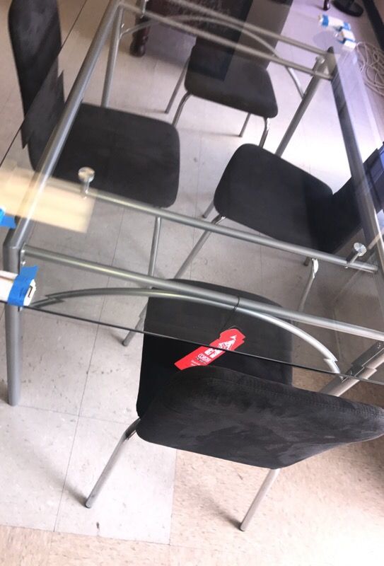 Glass kitchen table w/ 4 chairs