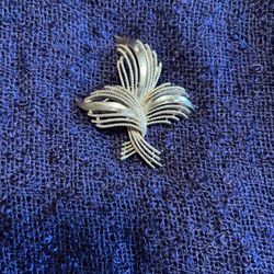 Vintage Trifari Brushed Gold Tone Crown Wheat Floral Brooch/pin.