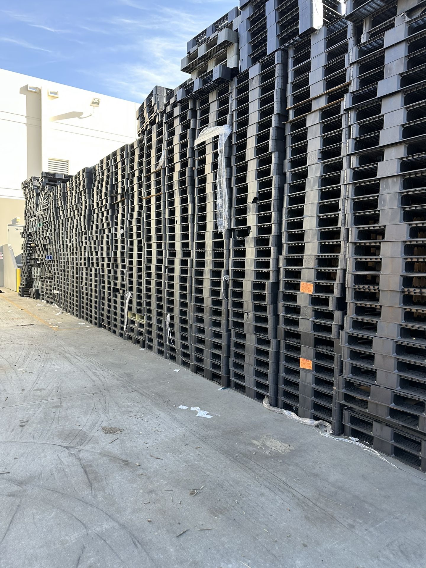 42x32. Plastic Pallets