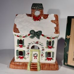 Vintage 1999 Pfaltzgraff Winterberry Ceramic House Holiday Lite Original Box