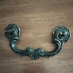 Age Brass Finish Bail Drop Drawer Pull Handle, C2C. SALVAGED
Normal wear MAY be seen. Scratches,nick's and dents MAY be seen. Cleaning MAY be needed i