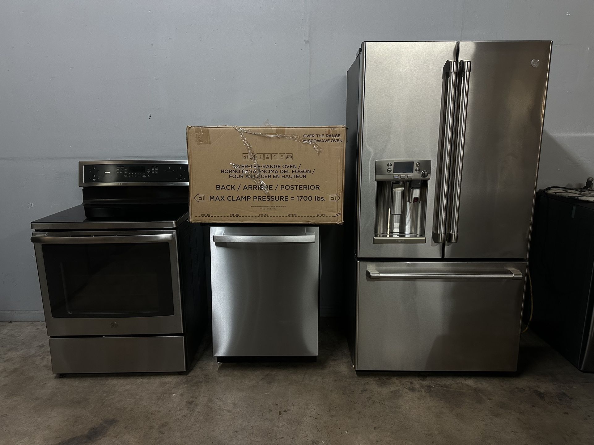 GE STAINLESS STEEL KITCHEN APPLIANCE SET LIKE NEW CONDITIONS