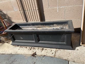 Self watering planter