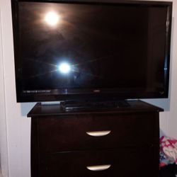 Two Tvs For Sale One Of The Vizio One Is The Panasonic