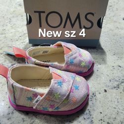 New size 4 TOMS baby girls star embroidered Slip-on canvas shoes