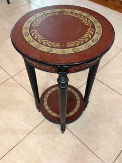 Round Accent Side Table with Gold Laurel Design