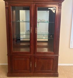 Ethan Allen curio cabinet