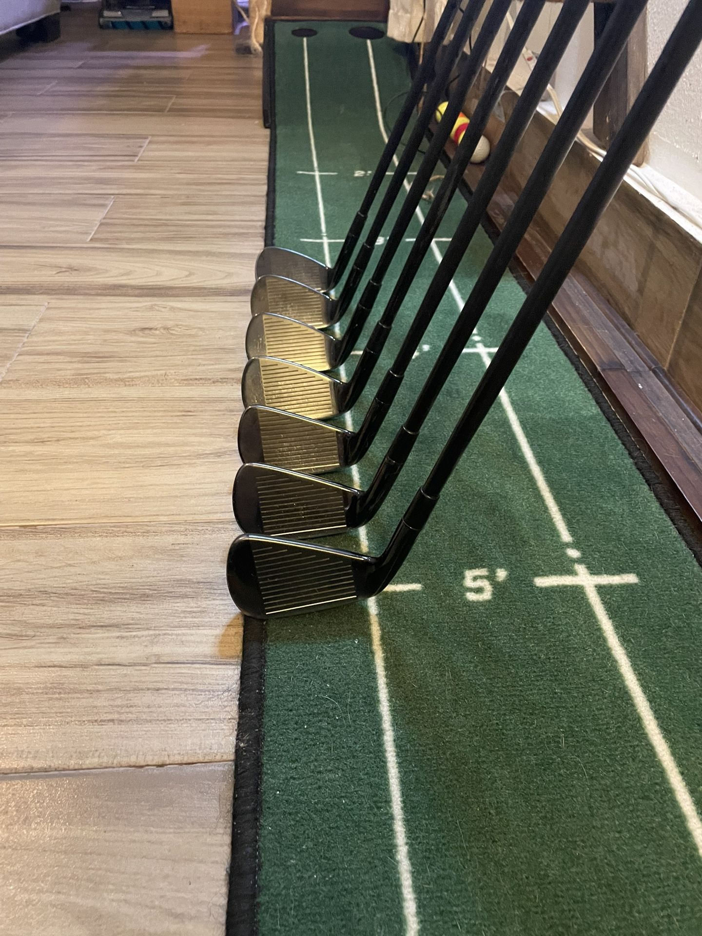 Black Taylormade P790’s 5-A Wedge (7 Clubs) Stiff Dynamic Gold 105