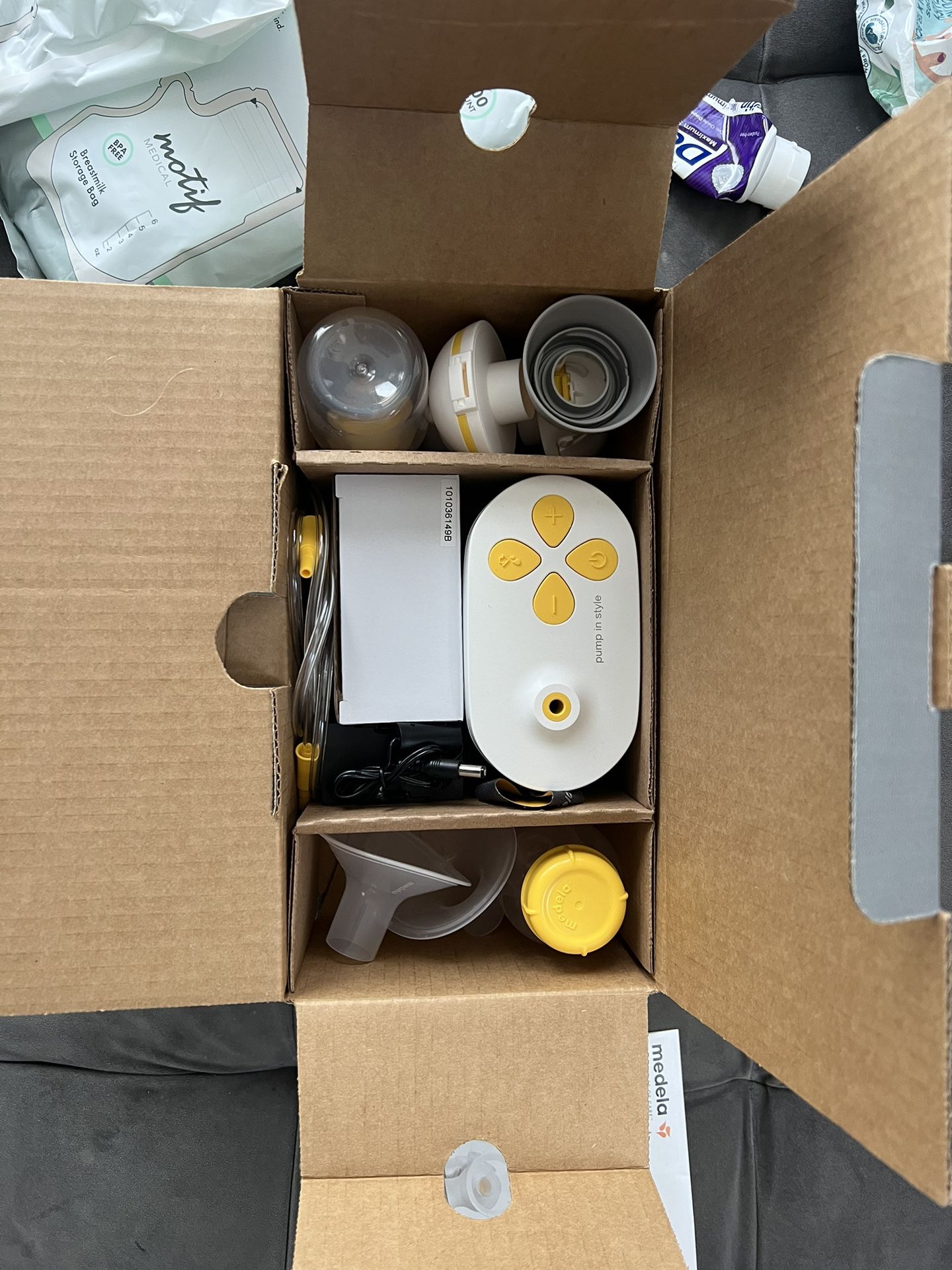 Medela Breast Pump in Style with MaxFlow Double Electric Breast Pump with Milk Storage Bags