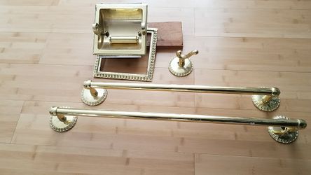 Set of bathroom accessories used but still in good condition