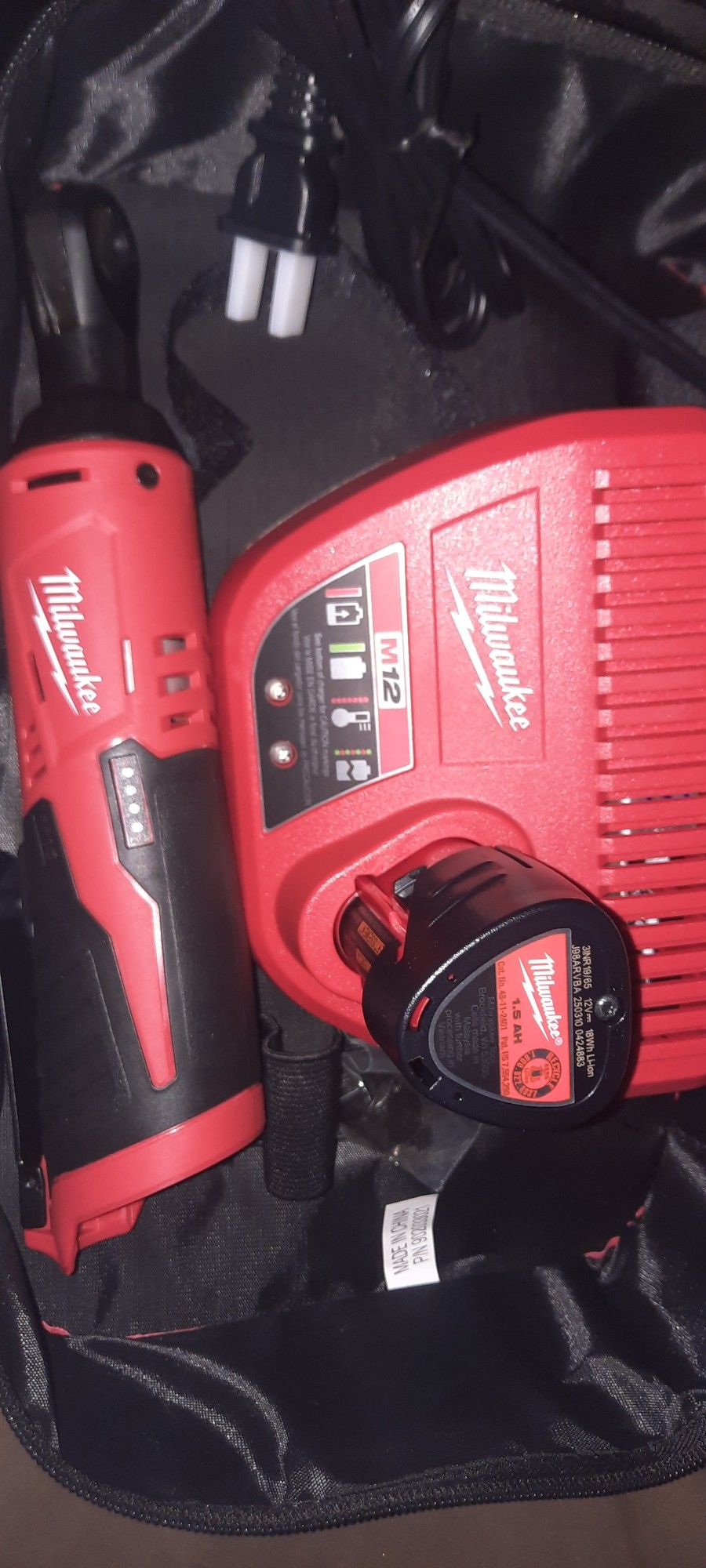 Milwaukee M12 Cordless Ratchet With Battery And Charger